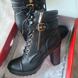 Guess Black Lace-Up Ankle Combat Boots With 4" Heel. Size 7.5